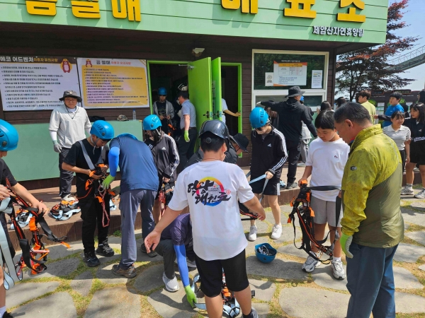 ▲신중년 일자리 사업 참여자가 산림휴양체험지원시설에 프로그램 도우미로 활동하고 있는 모습(사진제공=보성군)