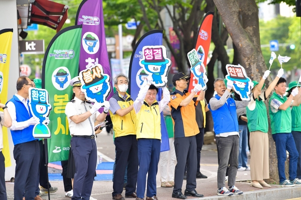 ▲정기며 여수시장이 신기 부영 3단지 사거리 일원에서 2026여수세계섬박람회 성공 기원 민․관합동 교통안전 캠페인을 펼치고 있다.(사진제공=여수시)