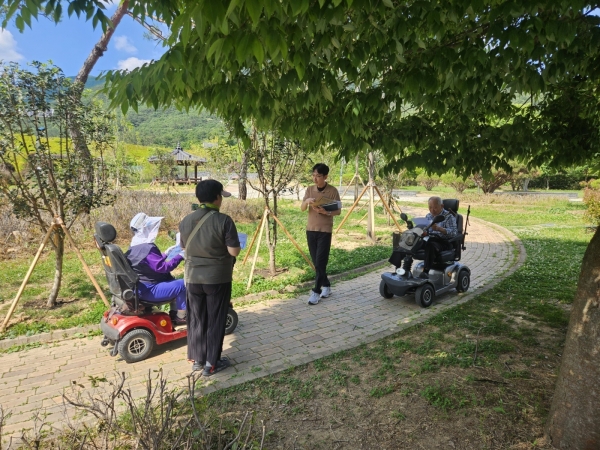 ▲화순군 관계자가 장애인일자리 참여 대상자에게 안전교육을 실시하는 모습(사진제공=화순군)