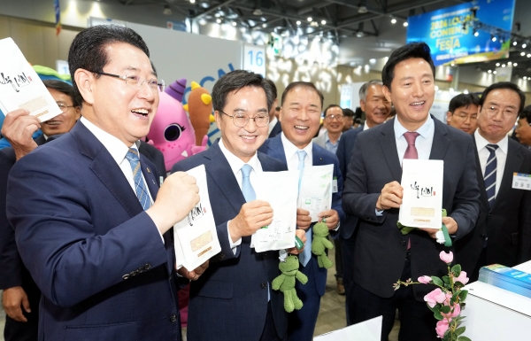 ▲김영록 전라남도지사가 21일 경기도 고양시 킨텍스에서 개최된 ‘2024 로컬 콘텐츠 페스타’ 행사에서 오세훈 서울시장, 김동연 경기도지사, 강윤성 광주전남 시도민회장 등 내빈들과 전남 홍보관의 지역 특산품을 둘러보고 있다.(사진제공=전라남도)