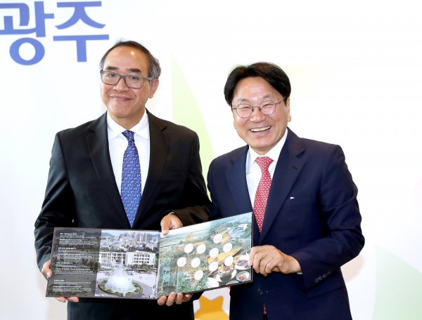 ▲강기정 광주광역시장이 21일 오전 시청 3층 접견실에서 타니 쌩랏 신임 주한 태국대사 접견 후 광주광역시 기념주화를 전달하고 기념촬영을 하고 있다.(사진제공=광주광역시)
