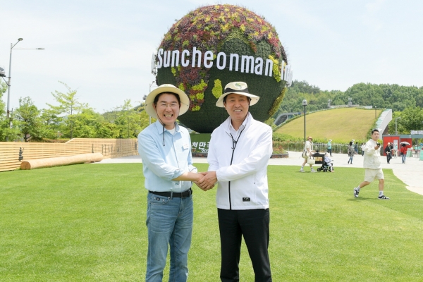 ▲오세훈 서울시장이 지난해 5월 순천만국제정원박람회를 방문하고 노관규 순천시장과 기념촬영 했다(사진제공=순천시)