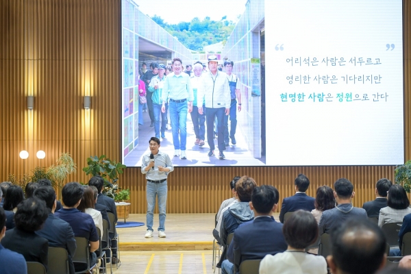 ▲노관규 순천시장은 지난해 5월 지방자치단체장 중 최초로 서울시청에서 ‘미래서울 아침특강’ 강사로 나서 특강을 실시하고 있다(사진제공=순천시)