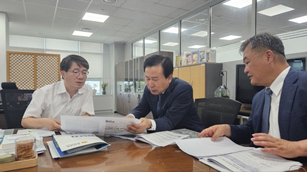 ▲박홍률 목포시장이 기획재정부 김동일 예산실장을 만나 현안사업에 대한 국비 지원을 건의했다.(사진제공=목포시)