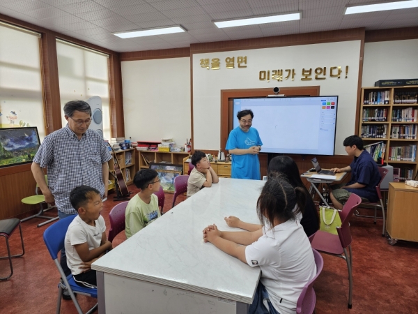▲가거도초등학교에서 2024 글로 피어나는 섬 이야기 프로그램이 진행되고 있다.(사진제공=전라남도교육청)