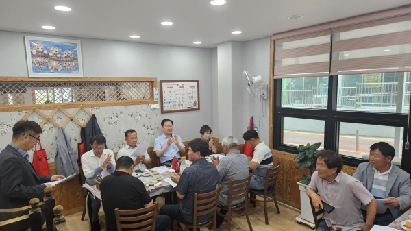 ▲영광군은 지난 24일 읍·면 이장단장들이 참석한 가운데 재생에너지 발전사업 주민 참여제도 및 관련 조례 제정에 대한 간담회를 개최했다.(사진제공=영광군)