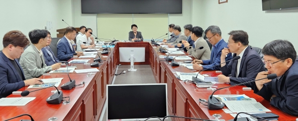 ▲광양시는 지난 25일 권향엽 국회의원과 서울 의원 사무실에서 소통 간담회를 열고 지역 현안 협력방안을 논의했다.(사진제공=광양시)