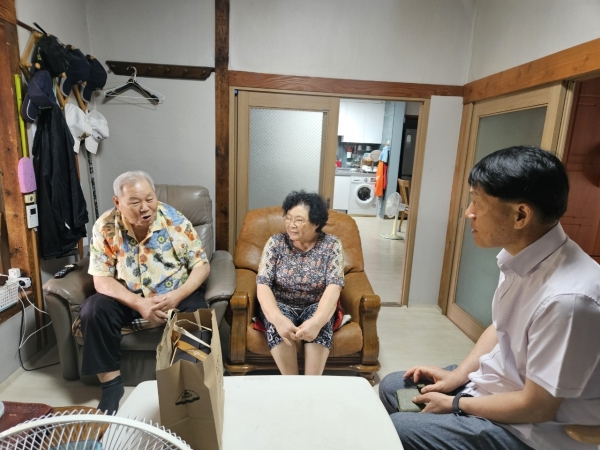 ▲순천시 조곡동은 지난 25일 6월 호국보훈의 달 및 6.25 전쟁 74주년을 맞이해 참전유공자 가정을 위문 방문했다.(사진제공=순천시)