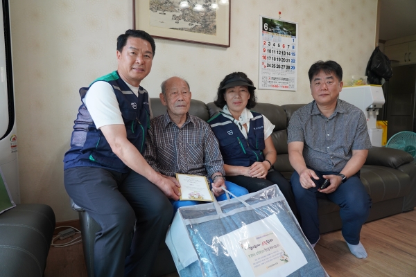 ▲순천농협은 김희수(남/101세) 최고령 조합원의 가정에 직접 방문해 생신을 축하하고 오늘의 순천농협을 있게 해주신 원로조합원님의 헌신과 노력에 감사의 마음을 전했다.(사진제공=순천농협)