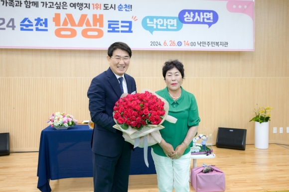 ▲노관규 시장이 취임 2주년을 기념해 장미꽃 100송이를 전달한 김효정 낙안면 부녀회장과 기념사진을 찍고 있다. (사진제공=순천시)