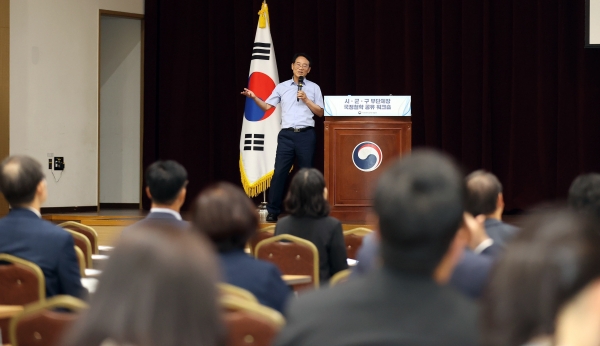 ▲강진원 강진군수가 정부세종컨벤션센터에서 열린 ‘시·군·구 부단체장 국정철학 공유 워크숍’에서 강의를 하고 있다.(사진제공=강진군)
