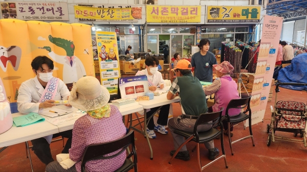 ▲진도군보건소가 최근 제79회 구강보건의 날을 맞아 지역 주민들을 대상으로 다양한 구강 건강증진 활동을 실시했다.(사진제공=진도군)