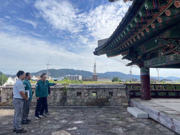 ▲서순철 강진부군수가 이경훈 국가유산청 차장을 만나 강진 전라병영성 점검을 실시하고 있다.(사진제공=강진군)