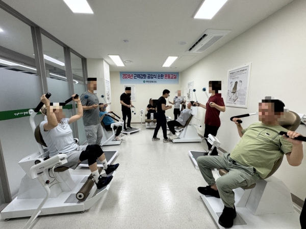 ▲무안군 보건소에서 진행되는 비만예방 공압식 순환 운동교실(사진제공=무안군)
