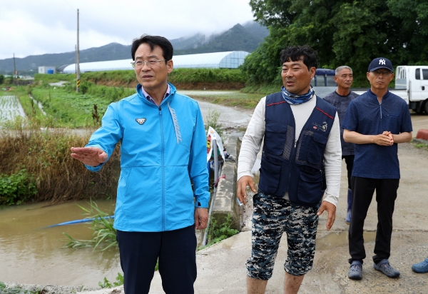 ▲강진원 강진군수가 장마철을 맞아 농가 피헤 최소화를 위해 들녘 배수로를 찾아 현장을 점검하고 있다.(사진제공=강진군)