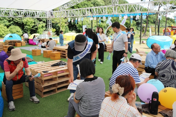 ▲강진군이 지난달 28일 강진 수국길축제장에서 강진군노조와 함께 안내문을 배부하고 있다.(사진제공=강진군)