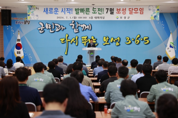 ▲2024년도 7월중 보성 달모임에 인사말을 전하고 있다.(사진제공=보성군)