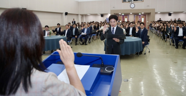 ▲김대중 전남교육감이 전남교육청 전 직원을 대표하여 ‘갑질 근절 다짐 서약’을 하고 있다.(사진제공=전라남도교육청)