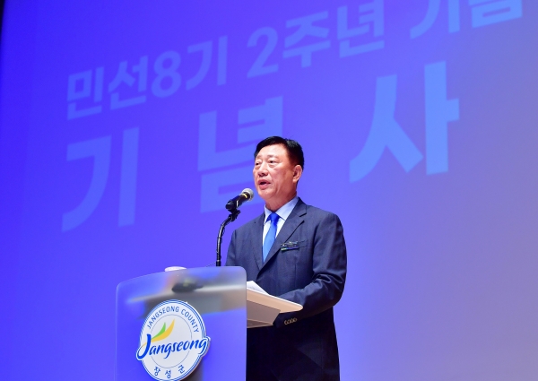 ▲1일 민선8기 2주년 정례조회에서 기념사 중인 김한종 장성군수(사진제공=장성군)