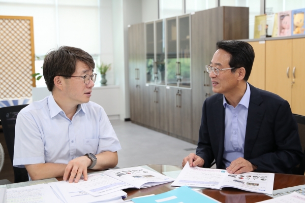 ▲강진원 강진군수(오른쪽)가 1일 기획재정부 김동일 예산실장을 만나 강진군의 2025년 정부예산안 사업 반영을 위해 설명하고 있다.(사진제공=강진군)
