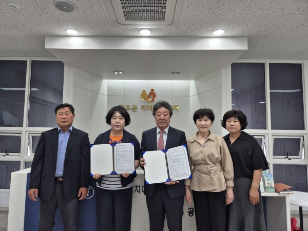 ▲진도군 치매안심센터와 대한노인회군지회 진도노인대학이 치매 예방관리를 위한 다양한 사업 추진을 위해 최근 업무협약을 체결했다.(사진제공=진도군)