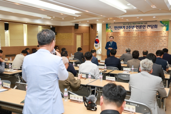 ▲완도군은 2일 지역 언론이 40여 명이 참석한 가운데 ‘민선 8기 2주년 언론인 간담회’를 개최했다.(사진제공=완도군)