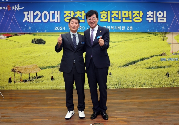 ▲김성 장흥군수가 7월 1일 자로 취임한 신규 읍·면장에게 운동화를 선물했다.(사진제공=장흥군)