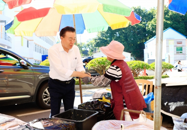 ▲지난 6월 28일 구복규 화순군수가 화순고인돌 전통시장을 방문하여 고물가로 시름하는 시장 상인을 격려하고 있다.(사진제공=화순군)