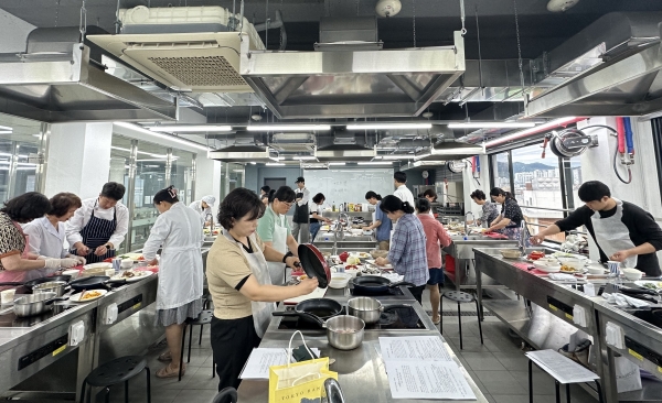 ▲광주시교육청이 오는 19일까지 영양교사·영양사·조리사 108명을 대상으로 학교급식 직무연수를 실시한다.(사진제공=광주광역시교육청)