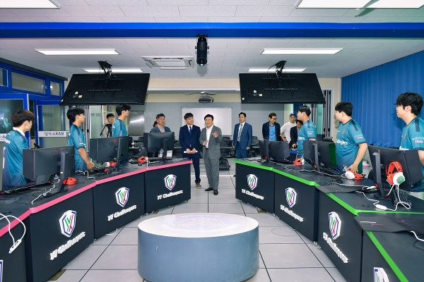 ▲정기명 여수시장이 지난 2일 여수공업고등학교 e스포츠부를 방문해 선생님과 선수들을 격려하고 있다.(사진제공=여수시)