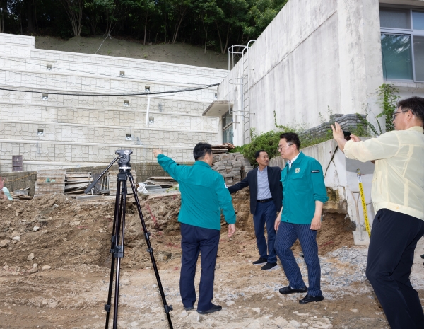 ▲공사 중인 옹벽을 살펴보는 이정선 광주교육감(사진제공=광주광역시교육청)