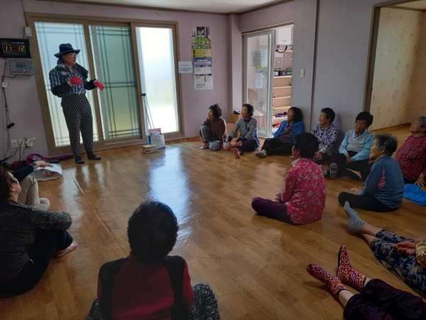 ▲노인 일자리 참석자들 대상 진드기 매개 감염병 예방 교육을 하고 있다.(사진제공=강진군)