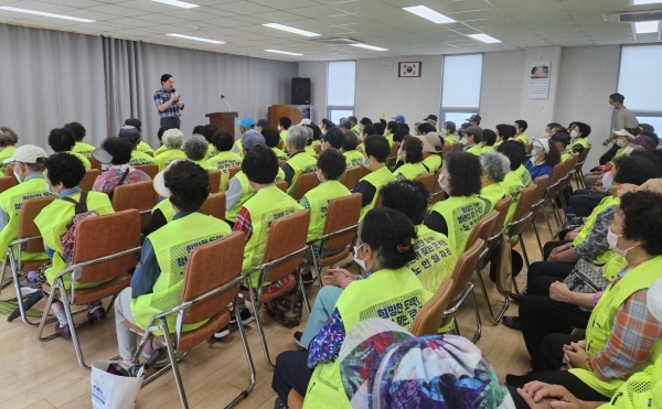 ▲목포시가 무더위에 대비해 어르신 일자리 참여자를 대상으로안전교육을 진행하고 있다.(사진제공=목포시)