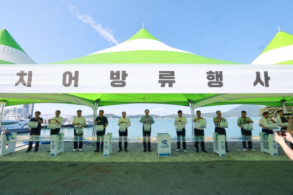 ▲기념행사에 앞서 수산자원 회복을 위해 완도항 인근 해역에 참조기 5만 마리를 방류했다.(사진제공=완도군(