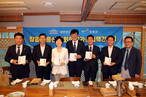▲장흥군은 지난 3일 지역 출신 ‘제22대 국회의원’과 지역 발전 공감대 형성을 위한 ‘정책 소통 간담회’를 열었다.(사진제공=장흥군)