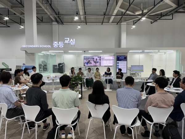 ▲지난 1일 여수세계박람회장 미래교실에서 ‘미래교실 수업자-교육감과 대화의 날’이 진행되고 있다.(사진제공=전라남도교육청)