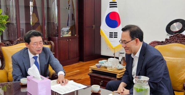 ▲정인화 광양시장이 4일 국회와의 소통을 강화하고 지역 현안 사업을 건의하기 위해 국회를 방문했다.(사진제공=광양시)