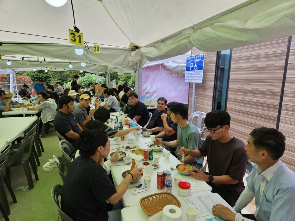 ▲나아농회원들이 강진 수국길 축제장에서 강진군청 인구정책과 관계자들과 오찬을 하고 있다.(사진제공=강진군)