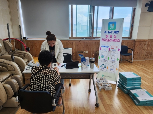 ▲대상자가 AI IoT 기반 어르신 건강 관리 서비스를 제공받고 있다.(사진제공=강진군)