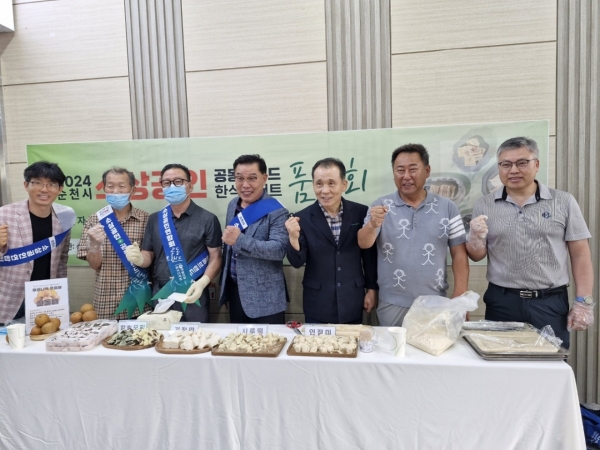 ▲순천시 소상공인연합회는 13일 오후 순천광양축협 하나로마트와 순천농협 파머스마켓에서 시식 품평회를 갖고 기념촬영 했다(사진=이기장 기자)