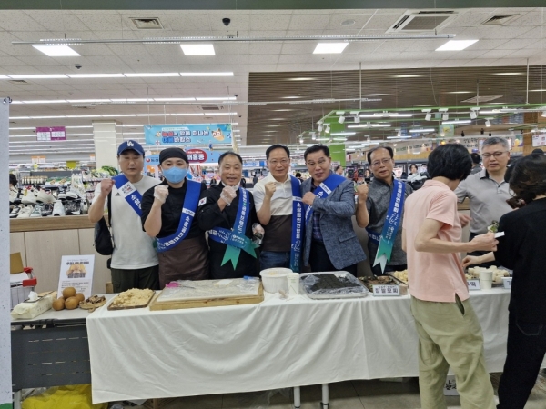 ▲순천시 소상공인연합회는 떡 공동브랜드로 상생 협업을 제시한 가운데 13일 오후 3시 순천광양축협 하나로마트와 순천농협 파머스마켓에서 시식 품평회를 가졌다(사진=이기장 기자)