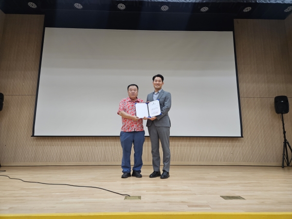 ▲이현택(사진 오른쪽) 순천시청년권익위원회장이 이기장(사진 왼쪽) 뉴스깜 대표에게 순천시청년권익위원회 자문위원장에게 위촉장을 수여하고 기념촬영 했다(사진제공=순천시청년권익위원회)