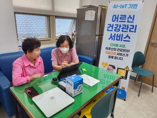 ▲사업 참여 대상자에게 사전 스크리닝(건강검진)을 진행하고 있다.(사진제공=보성군)