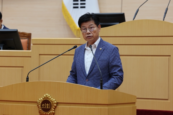 ▲16일 김문수 전남도의원이 필수농자재 국가지원 법률 제정 촉구 건의안 대표 발의하고 있다.(사진제공=전라남도의회)