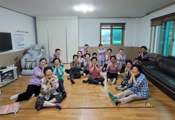 ▲경로당과 마을 회관 방문 어르신들을 위한 프로그램 진행(사진제공=완도군)