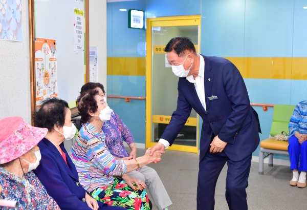 ▲지역 어르신들에게 악수를 건네고 있는 김한종 장성군수(사진제공=장성군)