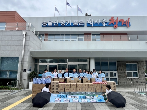 ▲무안군 푸른무안21협의회는 지난 11일부터 기후 위기 취약계층을 대상으로 온열질환 등 건강 피해 대비를 위한 여름나기 물품을 전달했다.(사진제공=무안군)