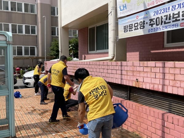 ▲광주철도경찰대 사랑나눔봉사단이 순천조례종합사회복지관을 방문하여 봉사활동을 실시하고 있다.(사진제공=순천조례종합사회복지관)