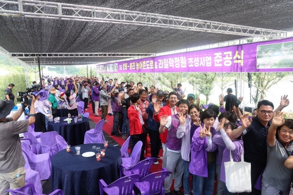 ▲지난 15일 라일락정원 준공식에서 지역주민들이 함께 커팅식을 마친 뒤 기념 촬영을 하고 있다.(사진제공=신안군)