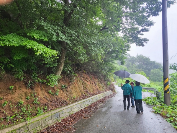 ▲이귀동 곡성군수 권한대행이 산사태취약지역 등 현장을 점검하고 있다.(사진제공=곡성군)
